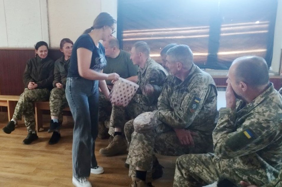  Вправа спрямована на групову роботу, на активацію обох півкуль головного мозку